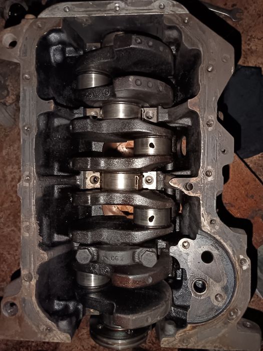 Продам двигатель в разборе  1.8