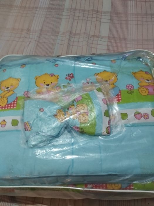 Продам детские комплекты для манежа.