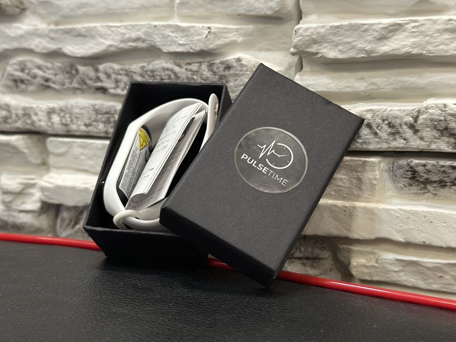 PulseTime: Елегантен Дигитален Часовник – Наличен в Черно и Бяло