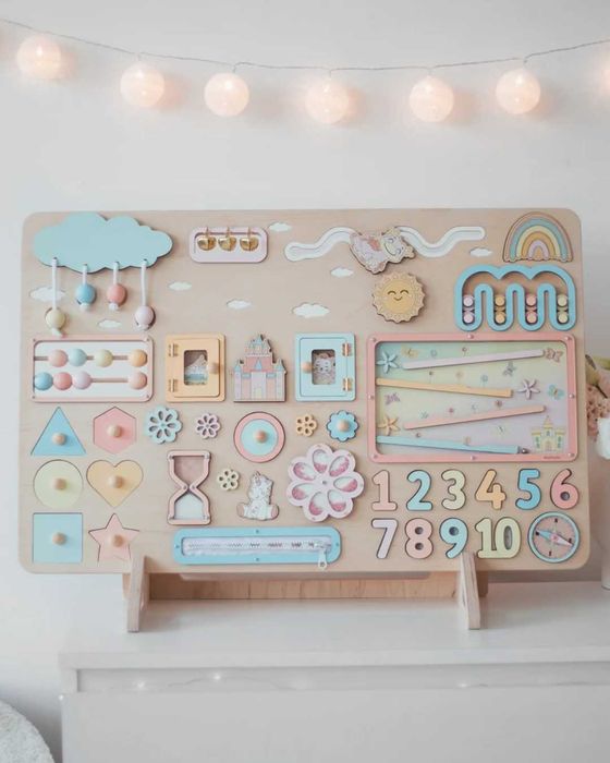 Монтесори дъска с активности и име на детето