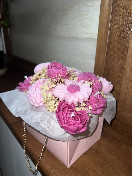 Подарък кутия или чантичка с цветя от соев восък