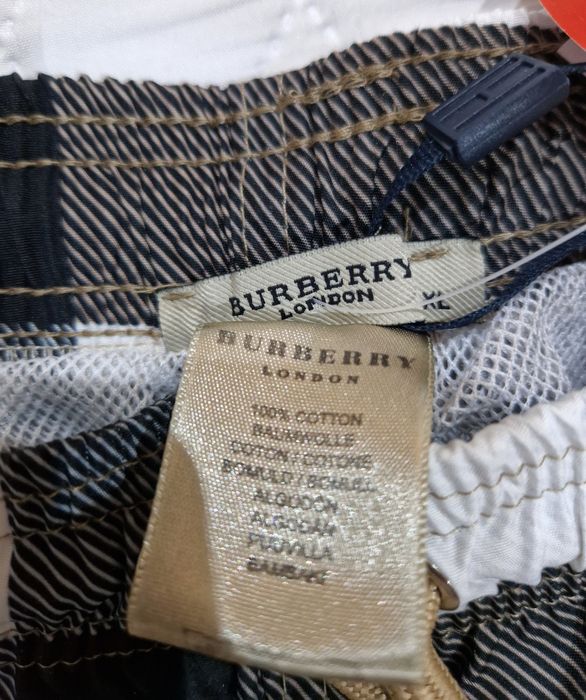 O pereche de Pantaloni scurți de plajă Burberry noi * se potrivesc pentru un L