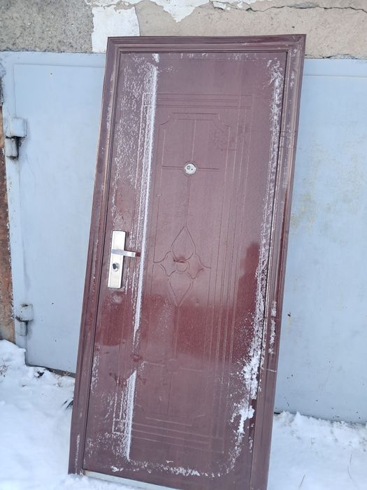 Продам металлическую дверь