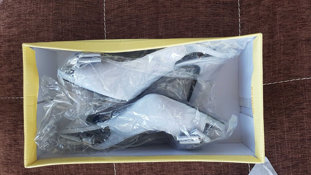 Нови! Елегантни сребристи обувки с панделка. Размер 37