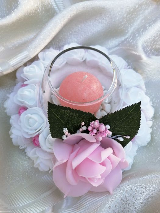 Свещник за декорация в бяло и розаво.