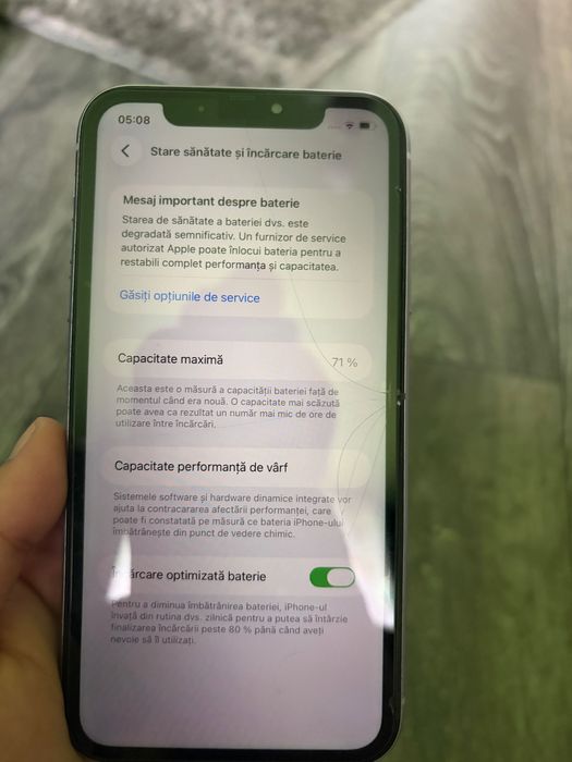Vând iPhone 11 Purple în stare perfectă de funcționare. Prezintă mici zgârieturi remediabile, capacitate maximă a bateriei 71% și spatiu stocare 64 GB