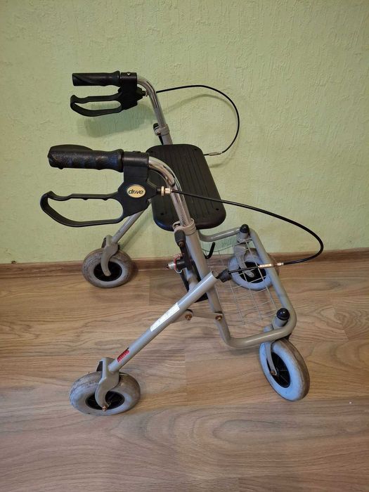 Помощна количка сгъваема сус седалка за сядане.Цена 45 евро