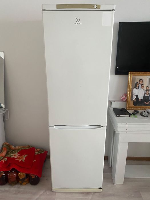 Продаю холодильник Indesit