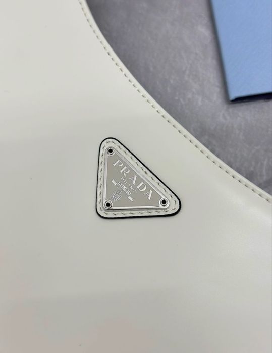 Prada Cleo чанта бяла
