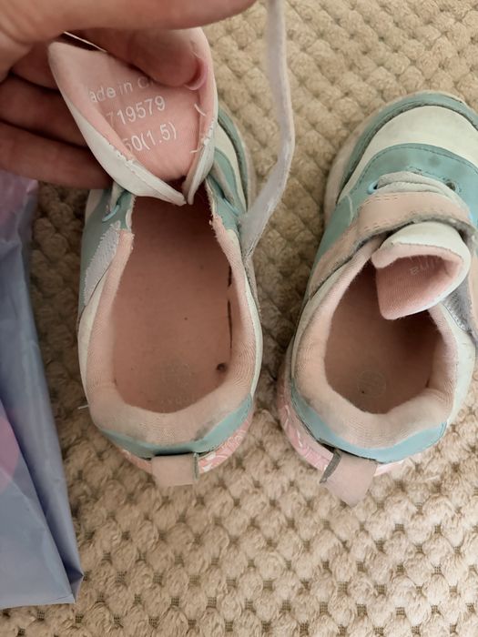 Продам детские кроссовки