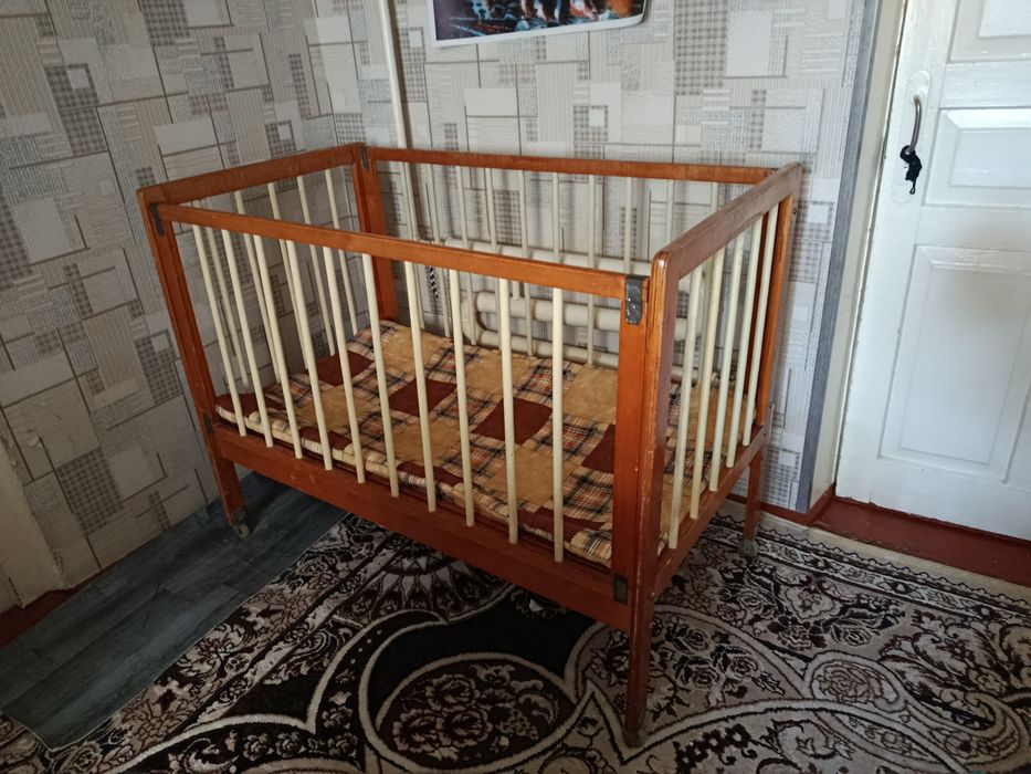 Детская кроватка с матрасом