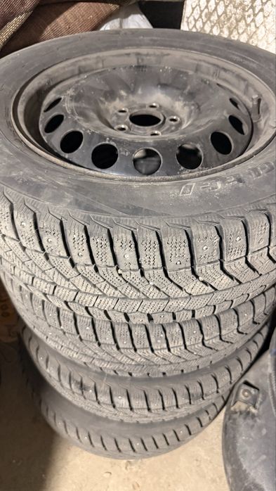 Зимные шины продается 215/60/R16