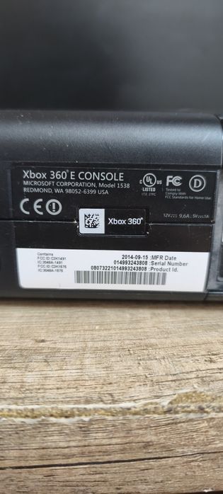 Vand XBOX 360 E cu 10 jocuri