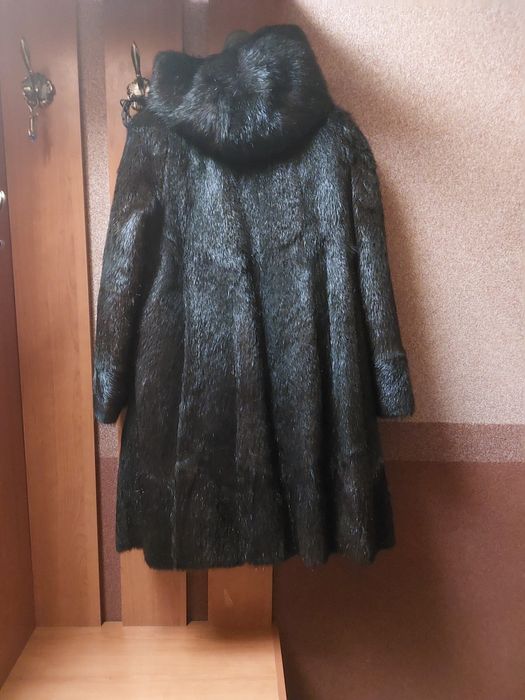 Продам.  Натуральную  шубу (нутрия)