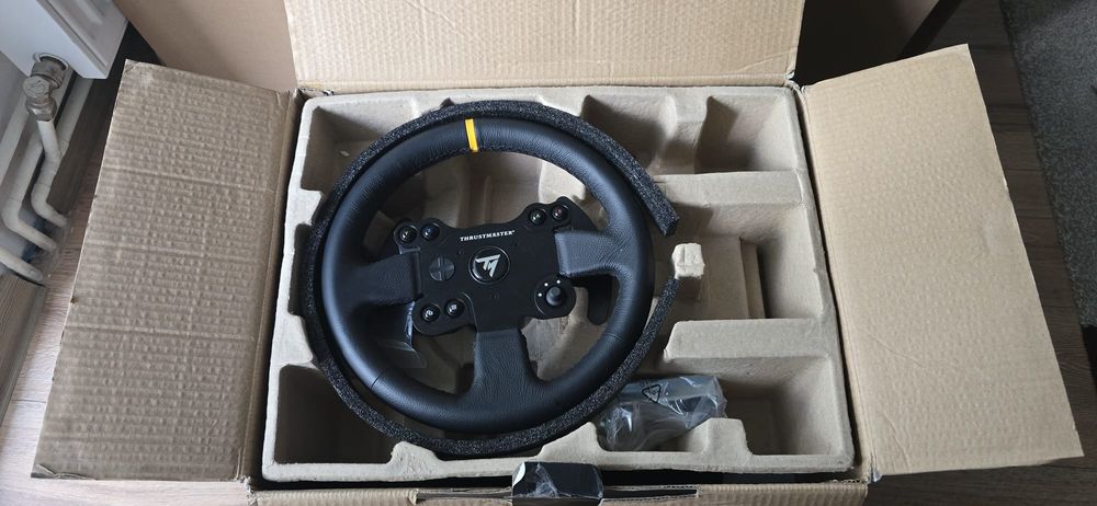 Volan Thrustmaster TX Leather Edition cu pedale