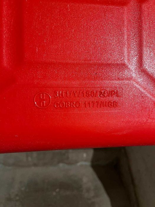 Vand canistra de benzina