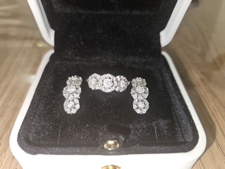 Продам золотой набор с бриллиантами