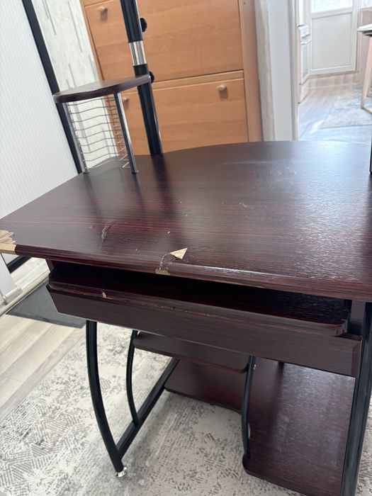 Продам крмпьютерный стол 5000 тн