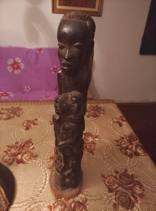 Caracter de unicitate . Statueta este sculptata manual in lemn de abanos african, mijlocul sec