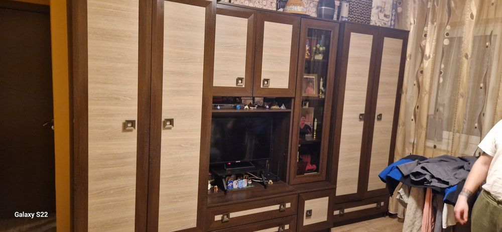 Vând mobila hol întrare 1000 lei , sufragerie3000lei, dormitor 2500lei