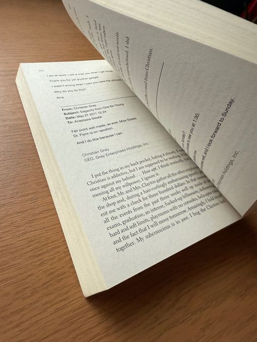 Fifty shades of grey книга на английски език