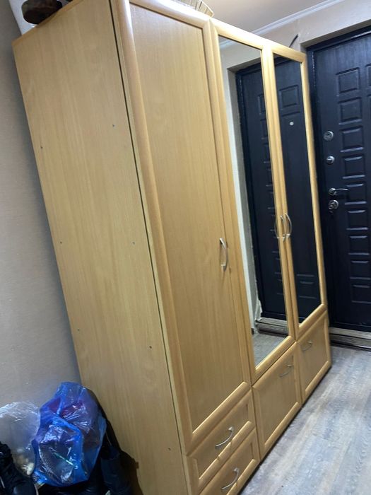 Продам трехдверный шкаф