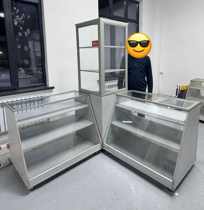 Продается стеклянный витрина