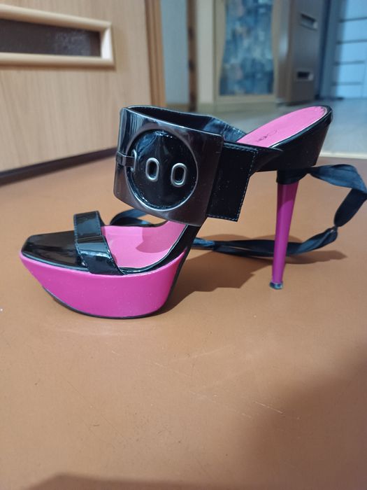 Продам босоножки