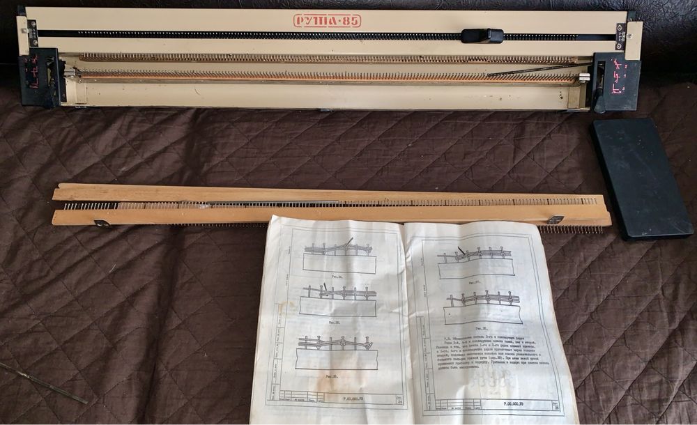 masina de tricotat PYTA 85 (razboi de tesut vechi)