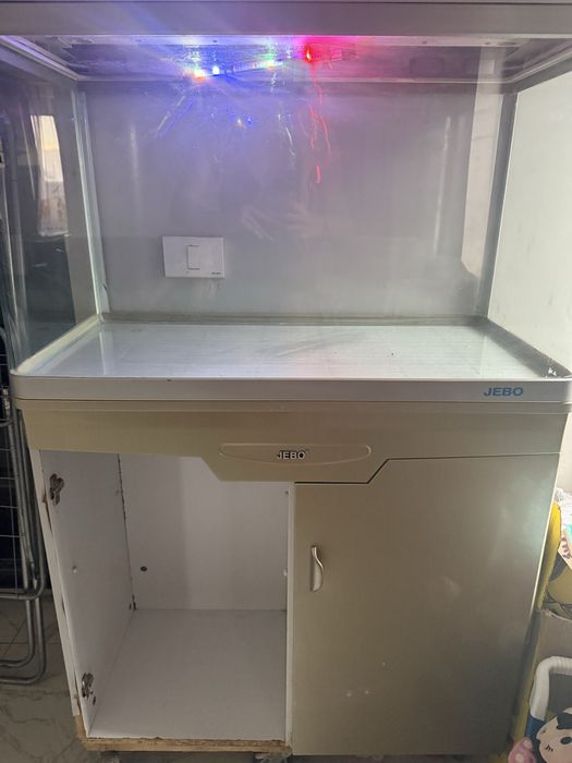 Acvariu pești Jebo  mare cu mobilier URGENT
