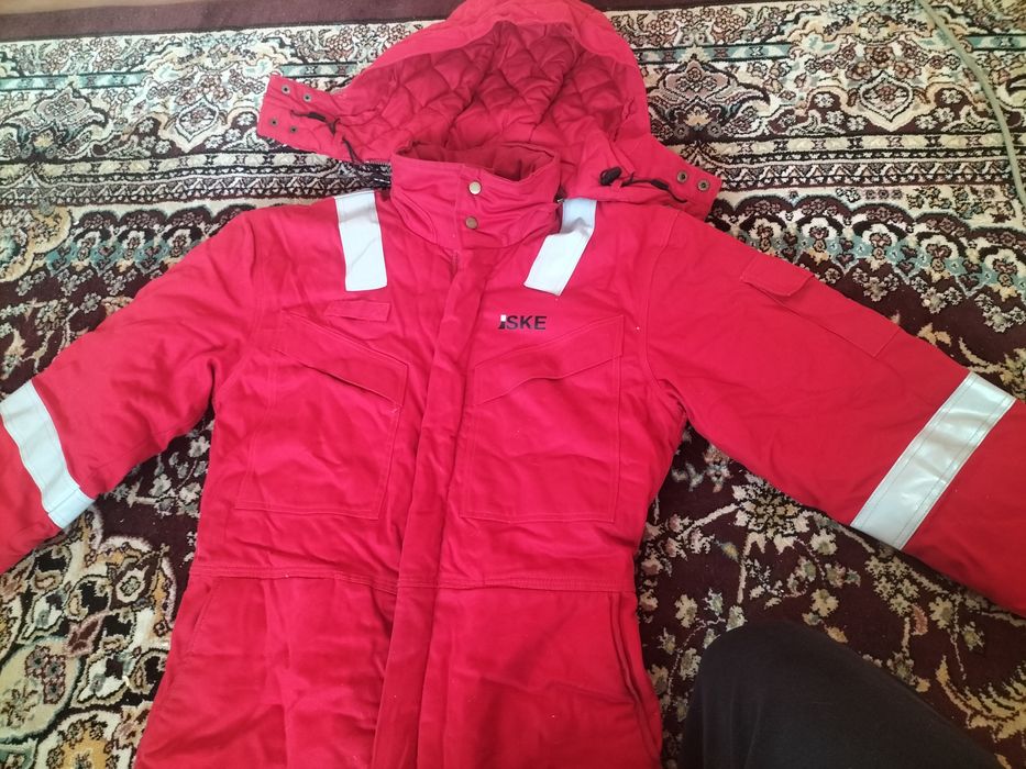 Бушлак конбинезон сатилади размер 48 М состояни жакси жиртир двери жок