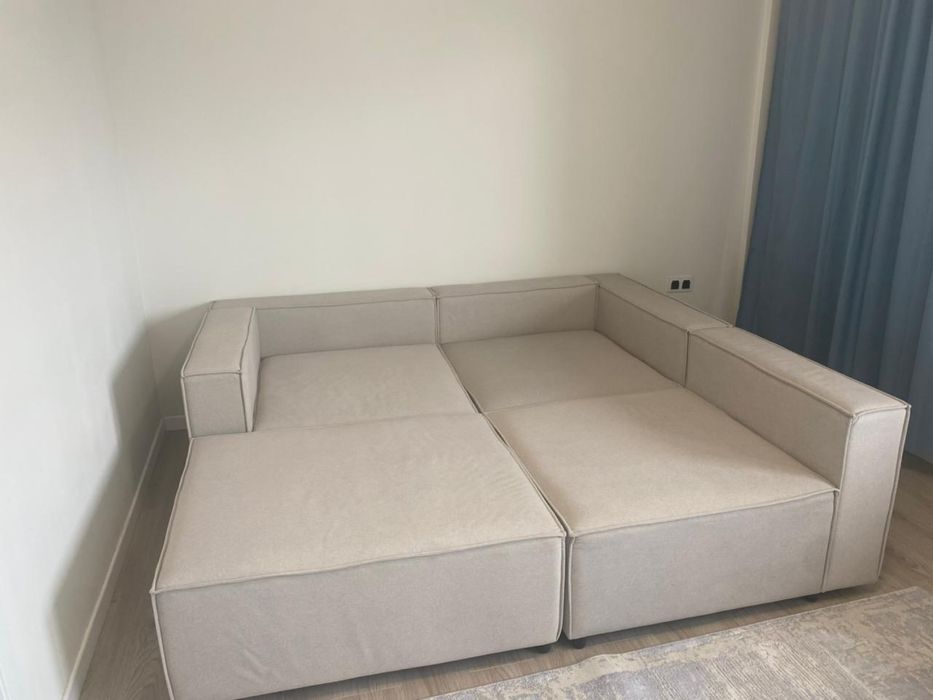 Модульный диван с подушками