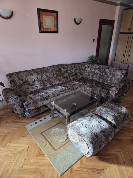 Ъглов диван със две табуретки