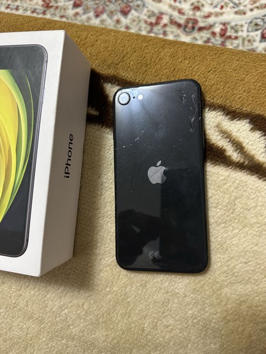 Айфон се 2020.