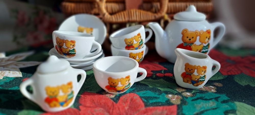 Порцеланов кукленски сервиз