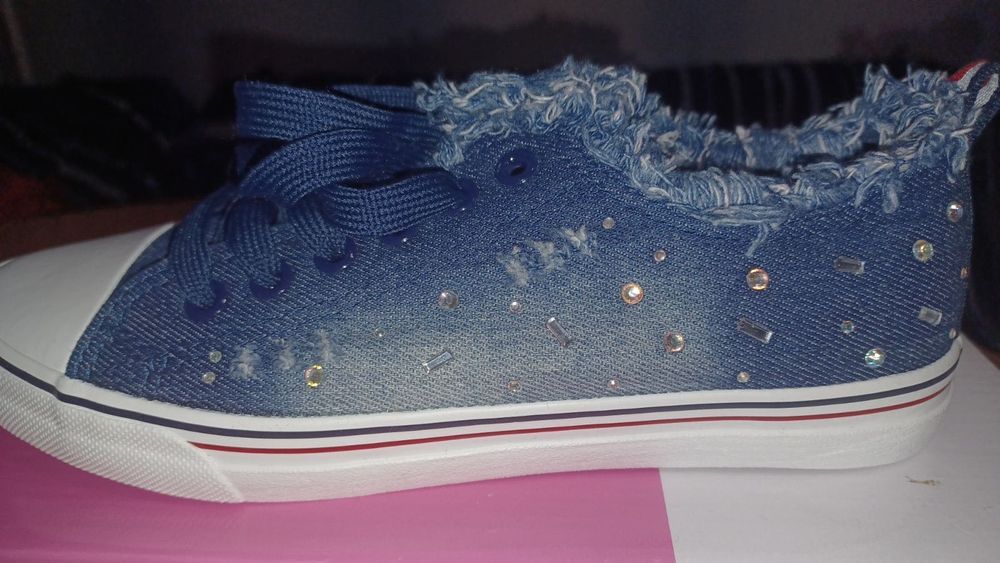 Дънкови гумени кецове, декорирани с блестящи камъчета