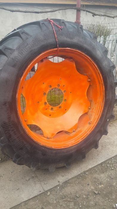 Vând 2 roți de tractor cu jante originale .