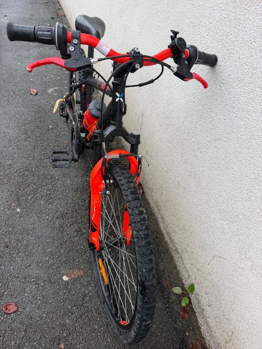 Bicicleta B'Twin Rockrider 500 (24 inch) pentru copii / juniori.