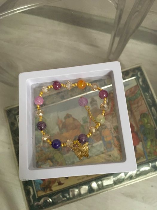 Гривна с кристали,естествени камъни и седеф