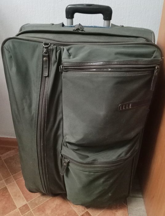 Чемоданы срочно продам 
Цвет :Красный и Хаки 
2 шт 
В хорошем состояни