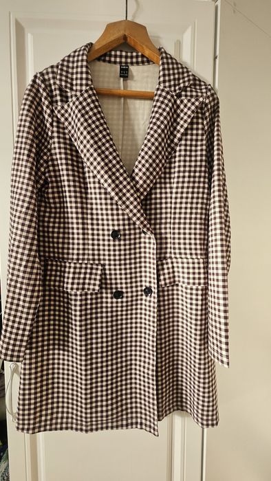 Пиджак чуть выше колен