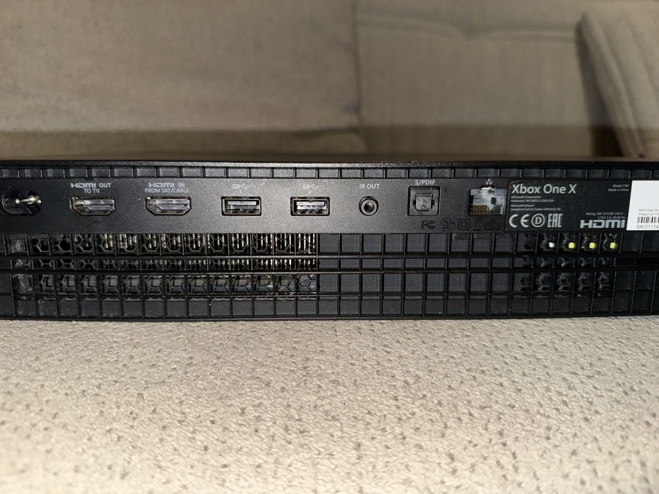 Xbox one x 1 Tb + o manetă si stație de incărcare cu baterie