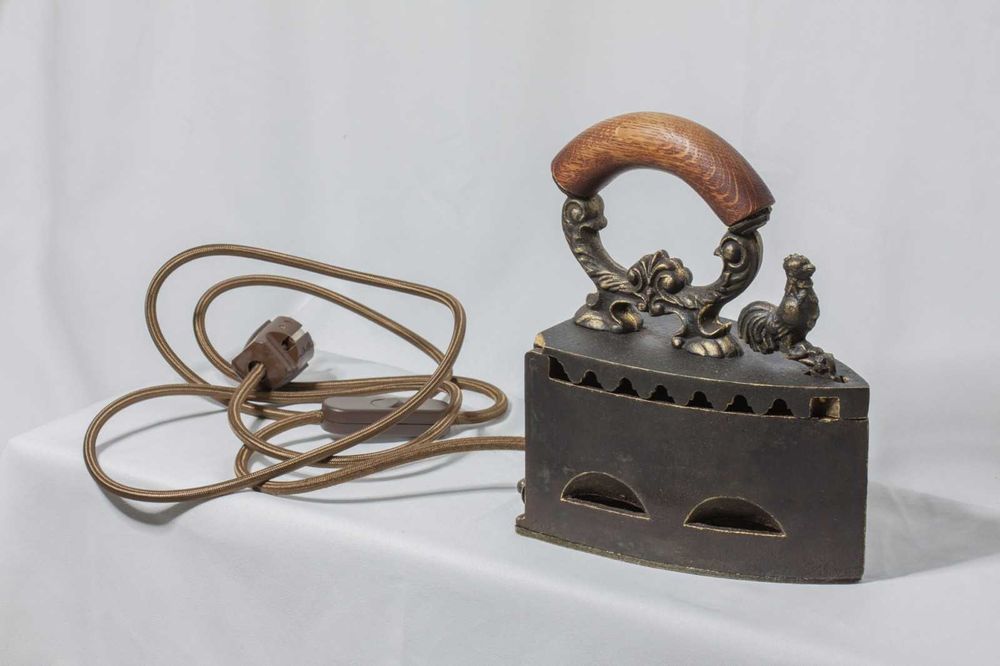 Старинна ютия - лампа