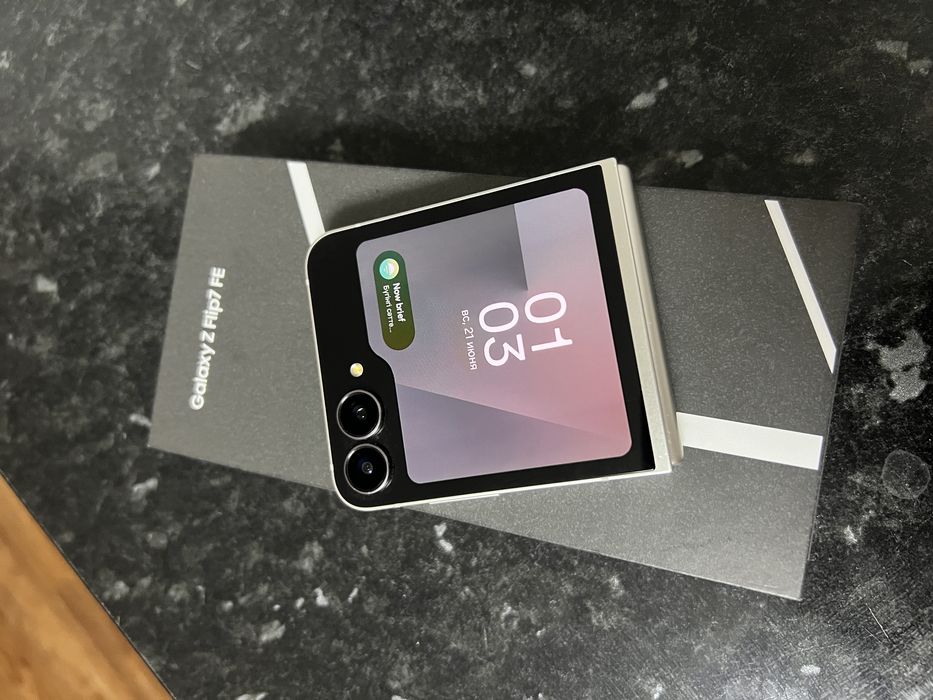 срочно продам samsung Z Flip7 FE