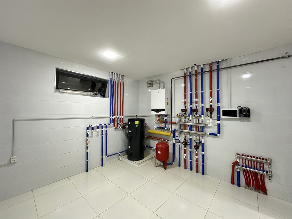 Сергелида машина бозорни рупарасида янги уй сотилади. 2сотих, 6 хона