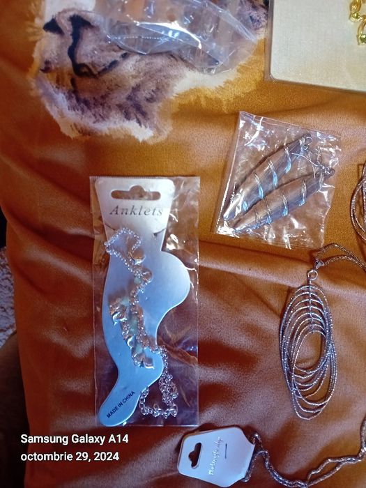 Cercei ,lănțișoare, brățară se picior.