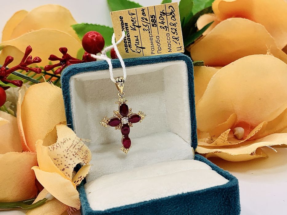 Дизайнерский золотой кулон – Христианский Крест с бриллиантами