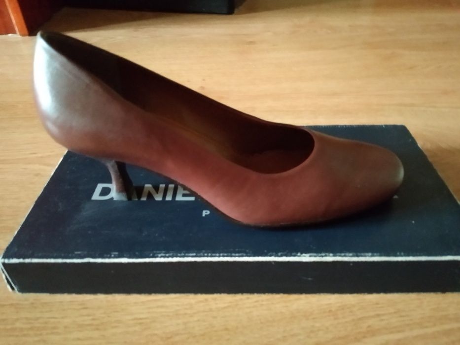 Vând pantofi măsura 36.