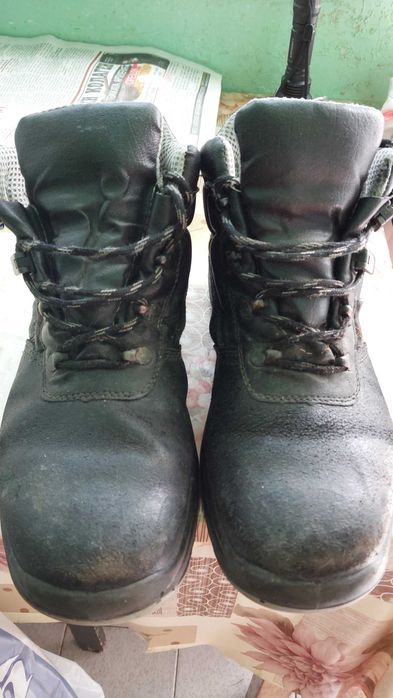 Продавам работни обувки