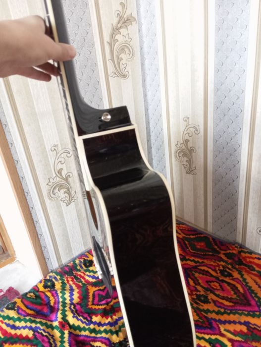 Gitara soltiladi akustik
